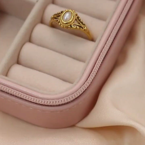 Video showing the Filigree Pearl Gold Signet Ring.