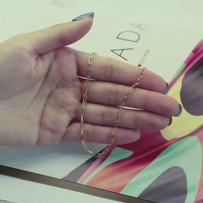 A video showing the Paperclip Chain Bracelet.