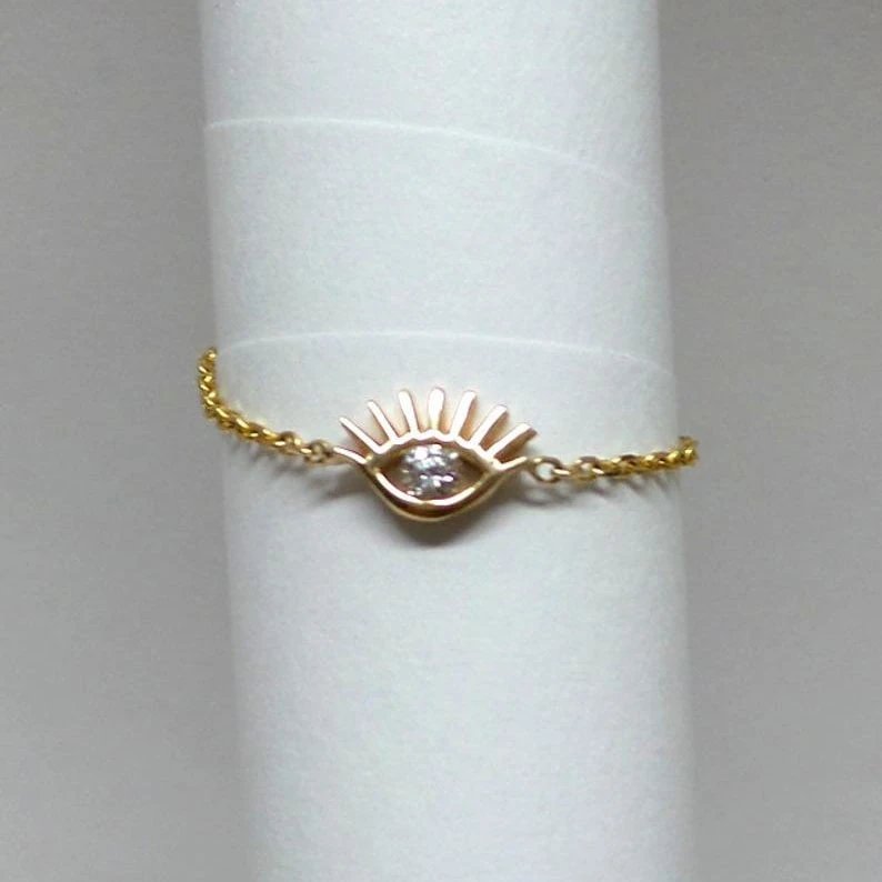 Closeup of the Evil Eye Chain Ring in Gold.