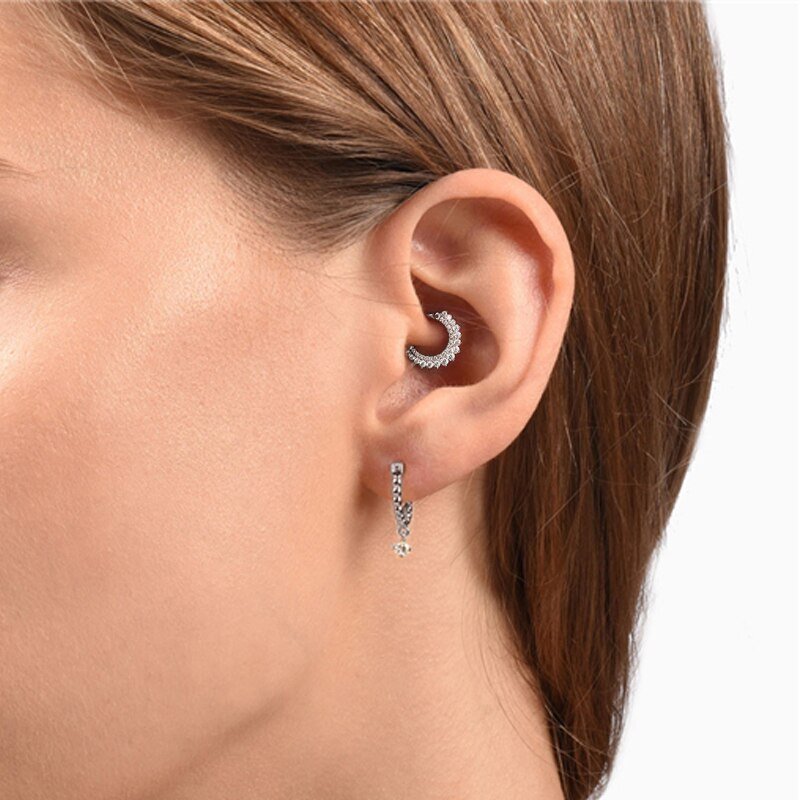 A model wearing the CZ Crown Cartilage Hoop in silver.