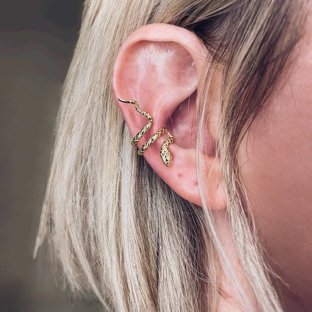 A model wearing a silver Serpent Ear Cuff.