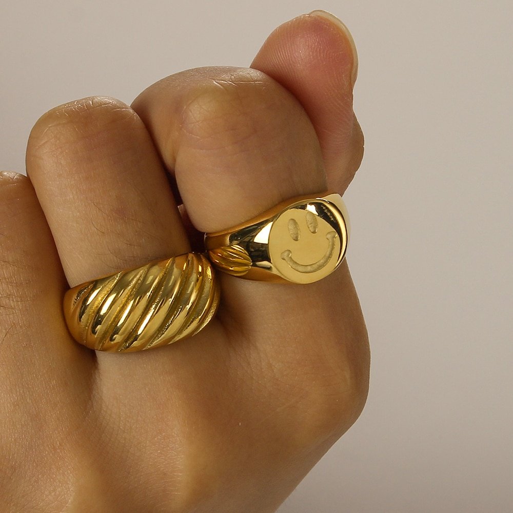 A model wearing gold chunky rings.