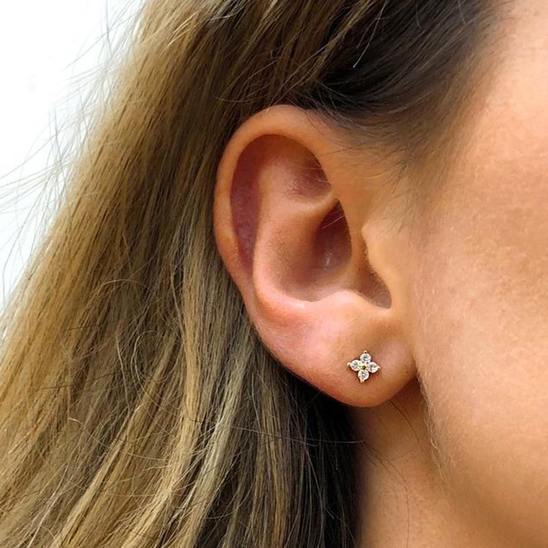 A woman wearing the Sparkling Flower Studs.