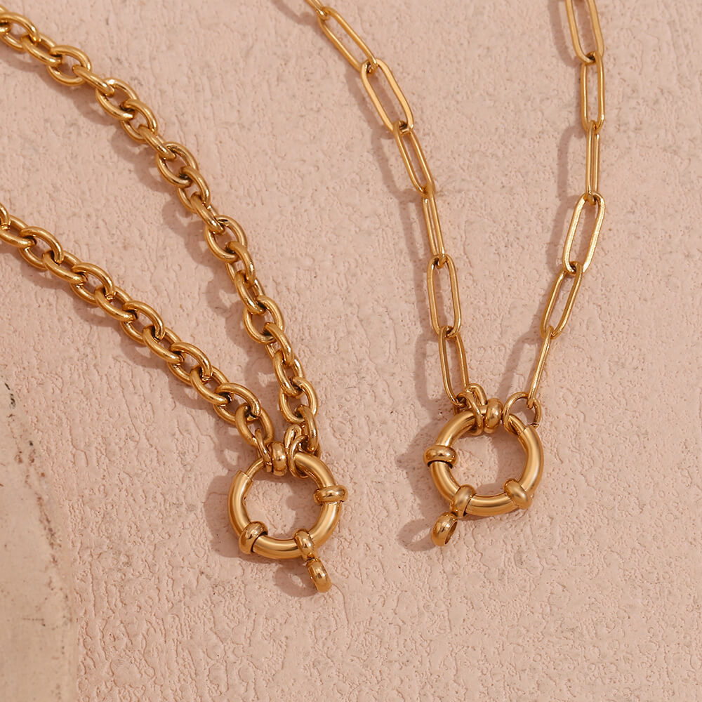 Closeup view of the Front Clasp Gold O-Chain Necklace.