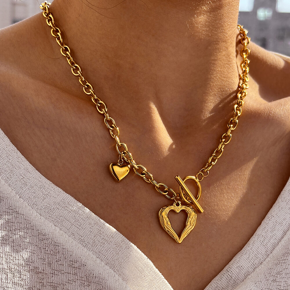 A model wearing the Heart Font Clasp Gold Necklace.