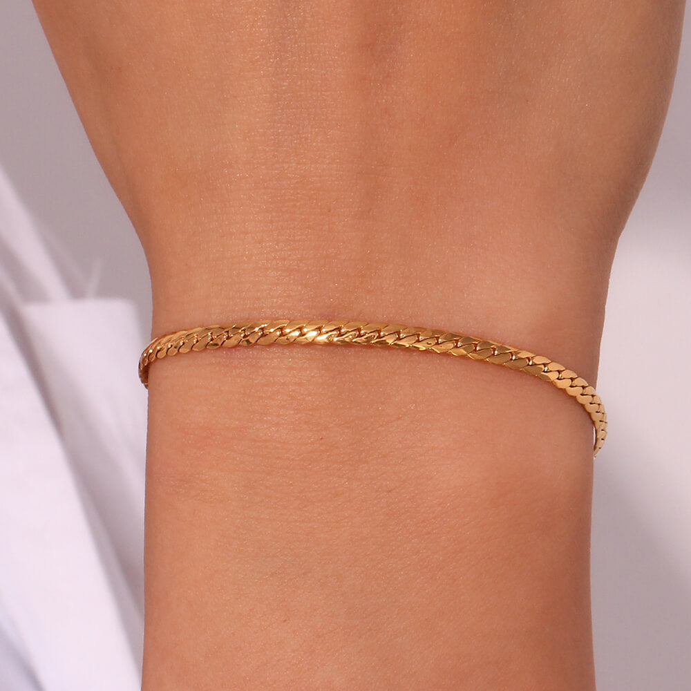 A model wearing a Tiny Gold Link Bracelet.