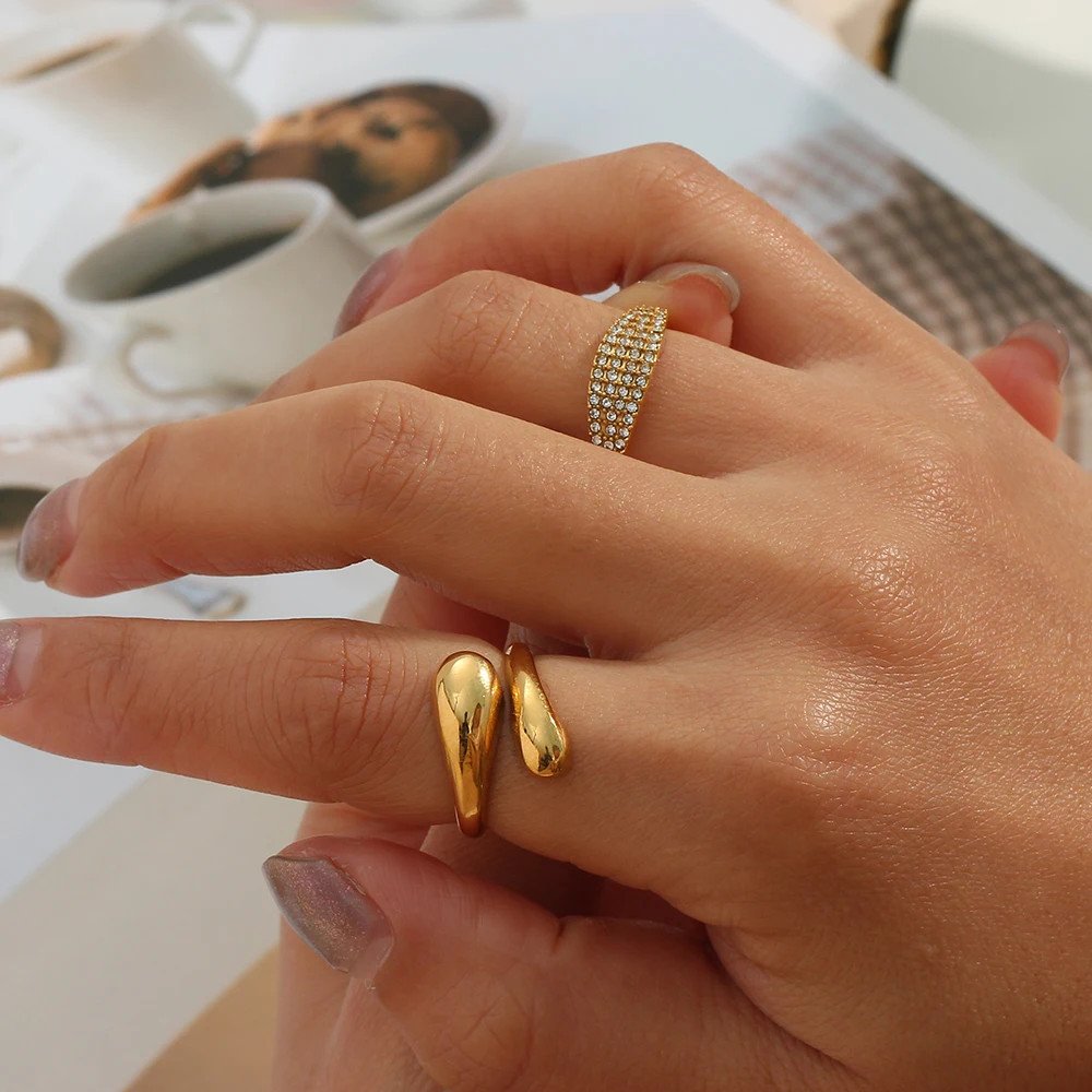 A model wearing the Gold Droplet Ring.