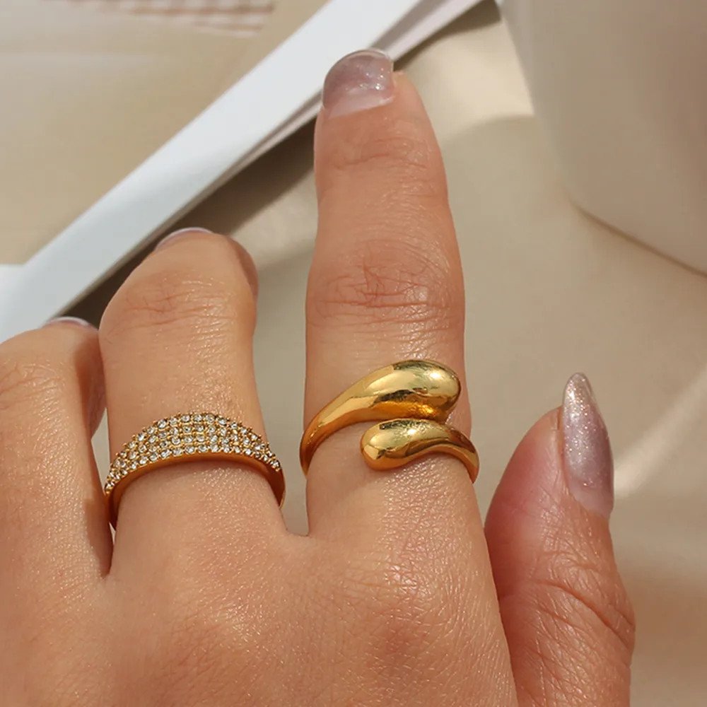A woman wearing the Gold Droplet Ring.