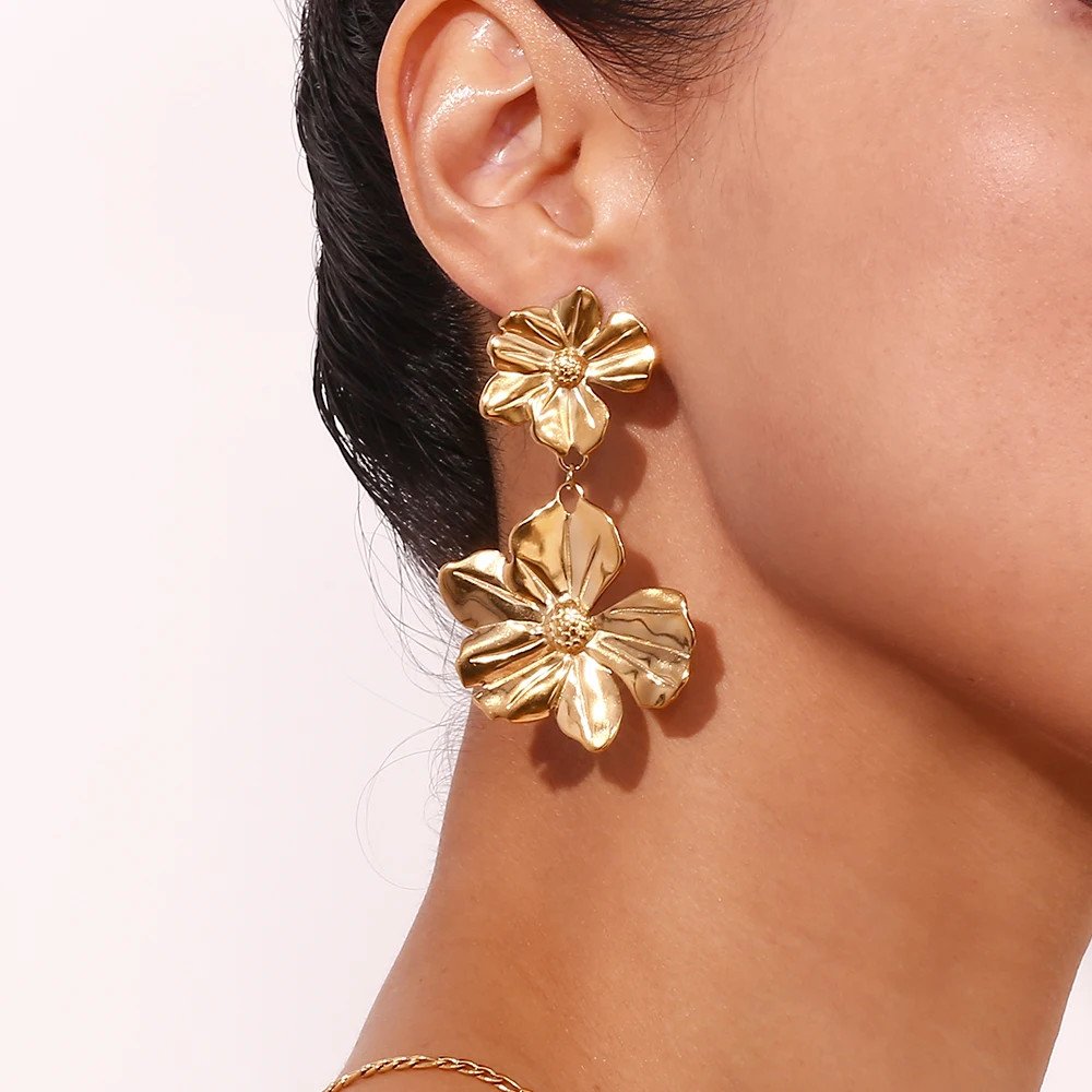 A model wearing the Gold Flower Drop Earrings.
