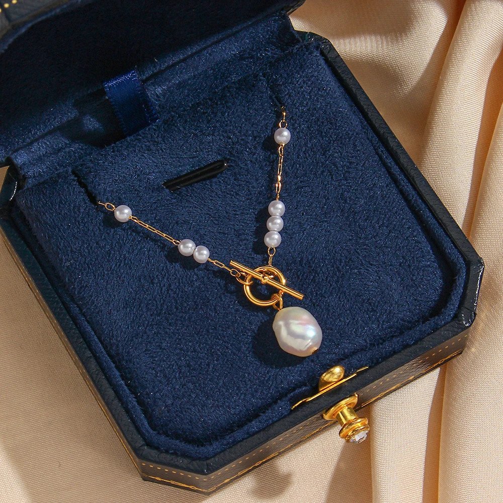 Freshwater pearl pendant necklace.