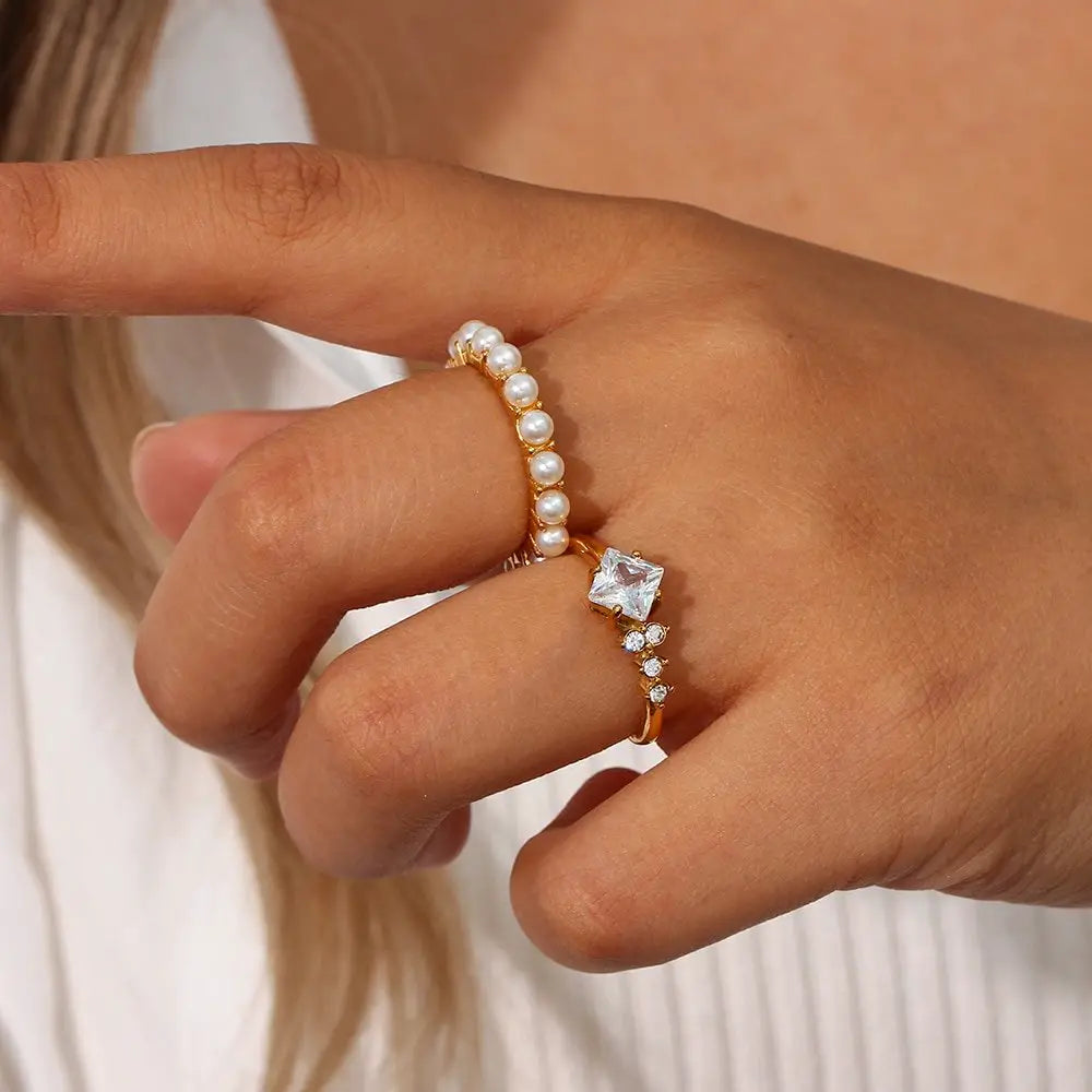 A model wearing a pearl gold ring.