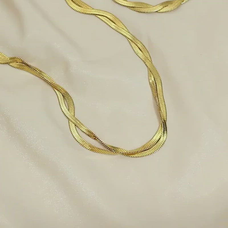 A video showing the snake chain twist bracelet.