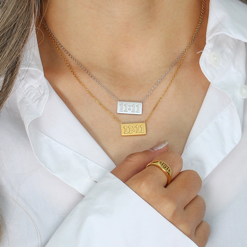 A woman wearing the 11:11 gold ring and bar necklace.