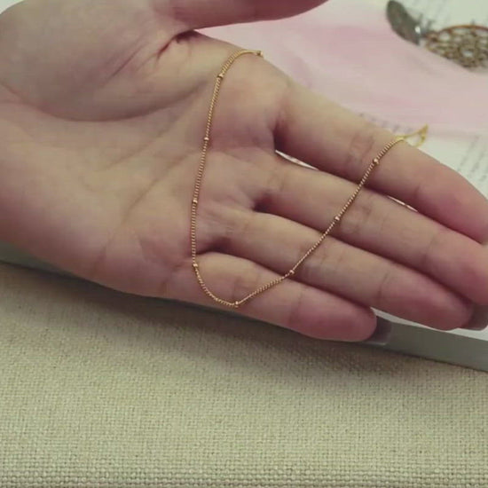 A video showing the Minimal Beaded Chain Necklace.