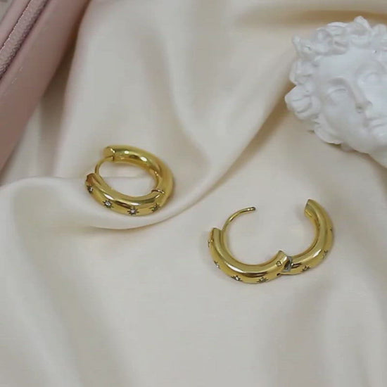 Video showing how the hinged mechanism works on the Star Shine Chunky Hoops.