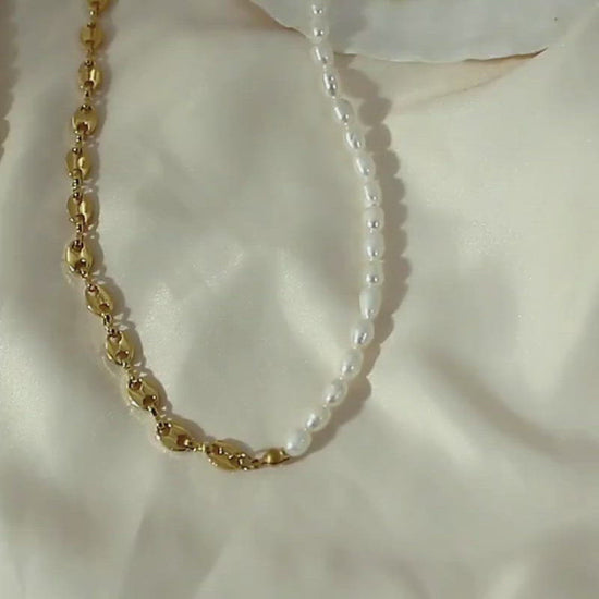 A video showing the Pearl Anchor Chain Necklace.