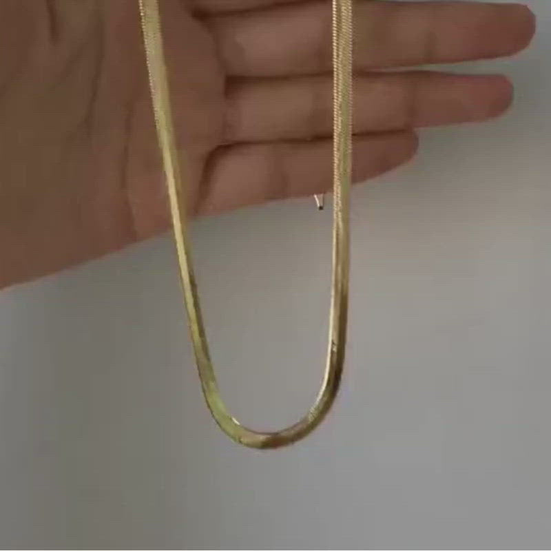 A video showing off the Retro Snake Chain Necklace.
