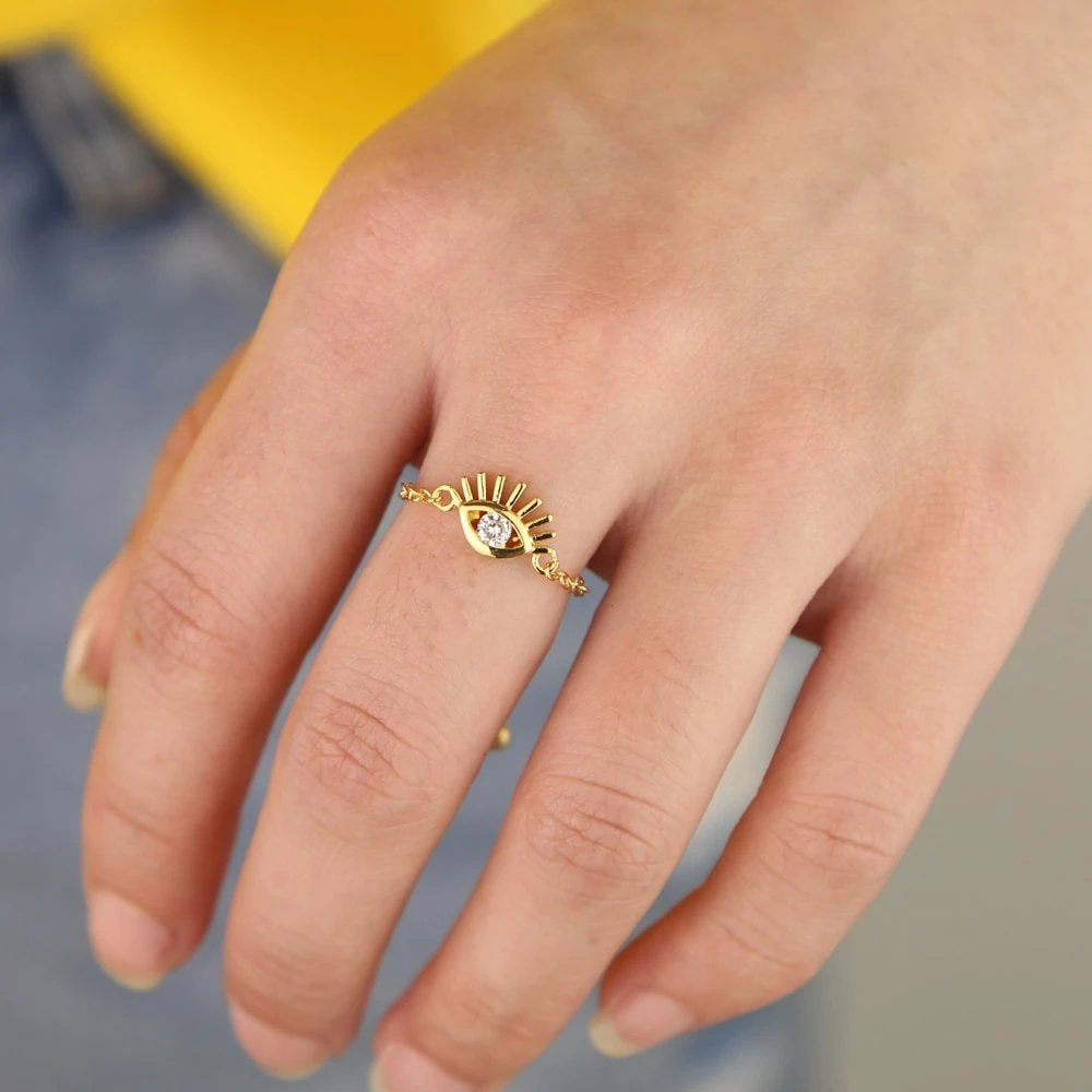 A model wearing the Evil Eye Chain Ring in Gold.
