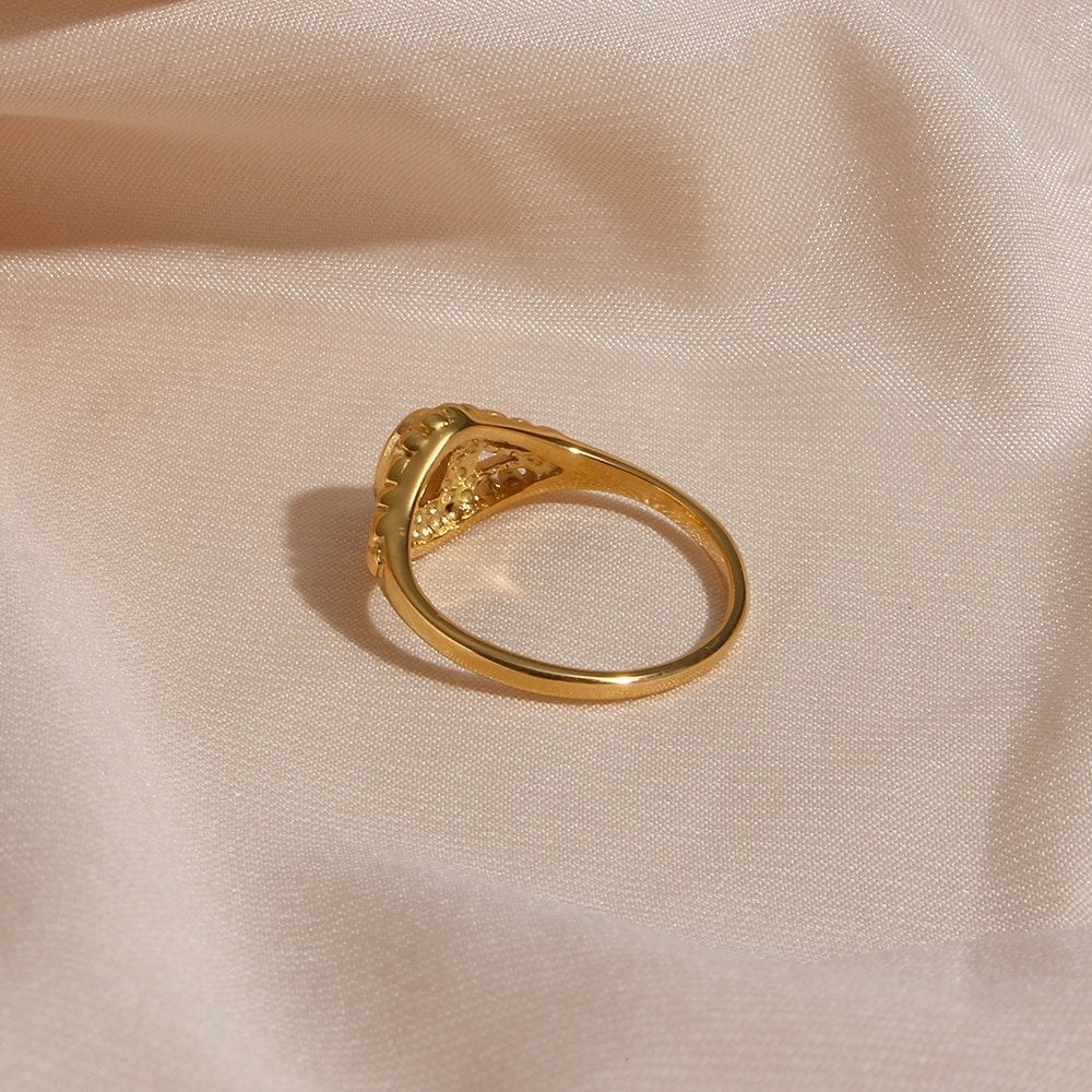 Back view of the Filigree Pearl Gold Signet Ring.