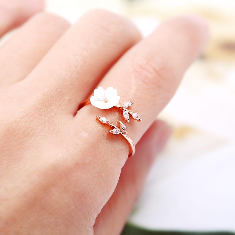 A model wearing the Flower Branch Ring.