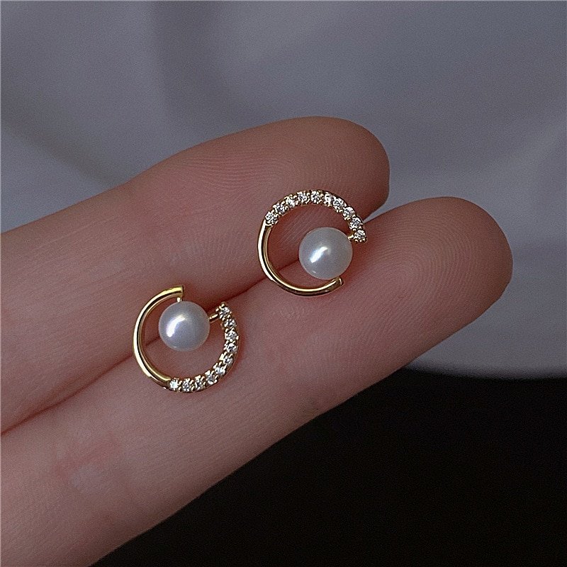 Closeup of the Galactic Pearl Studs in Gold.