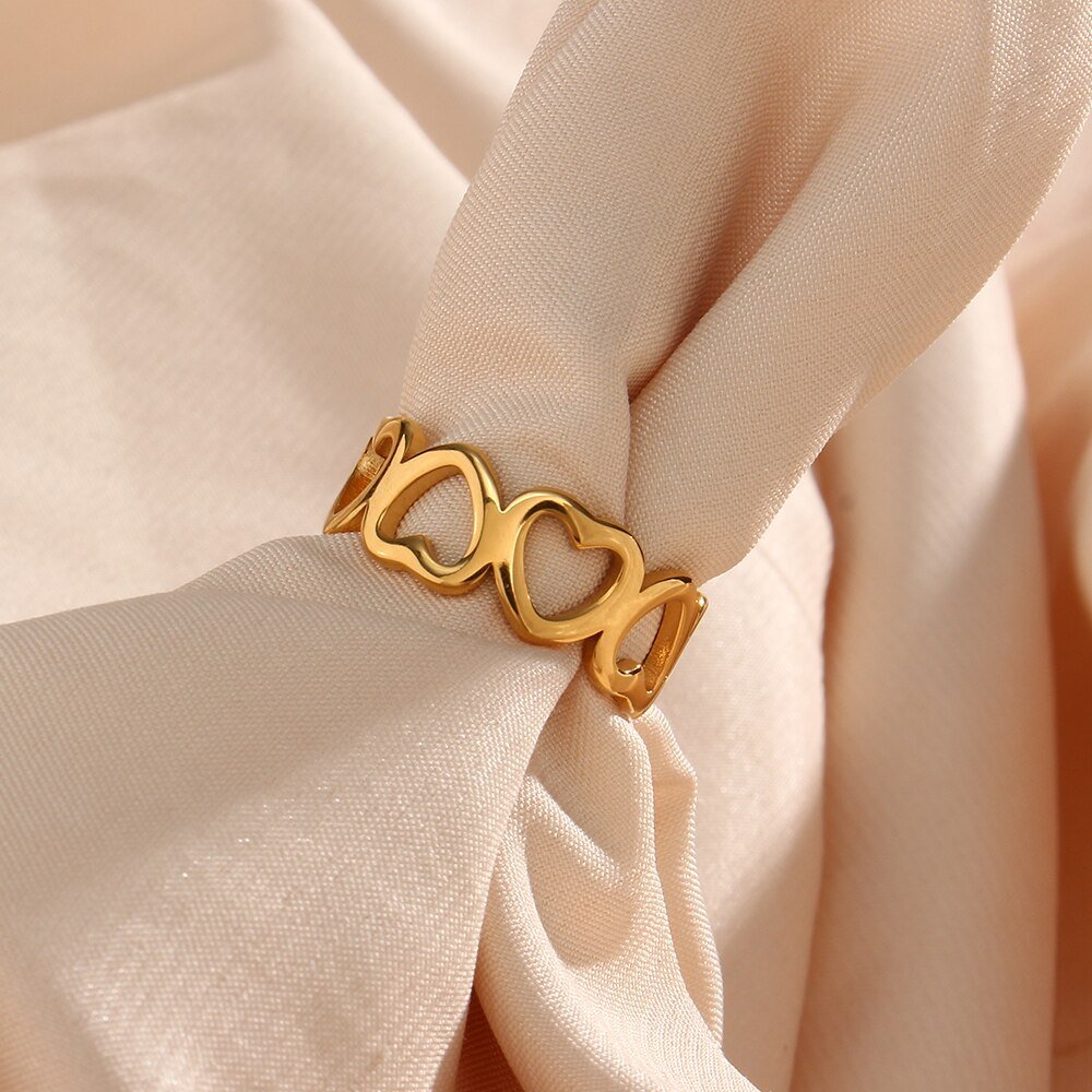 Closeup of the Heart Chain Gold Ring.