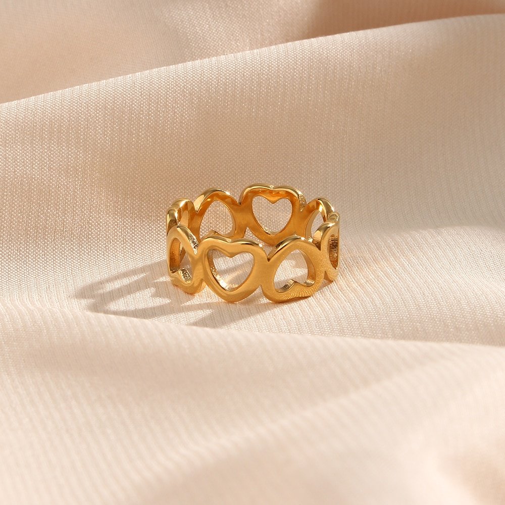 Front view of the Heart Chain Gold Ring.