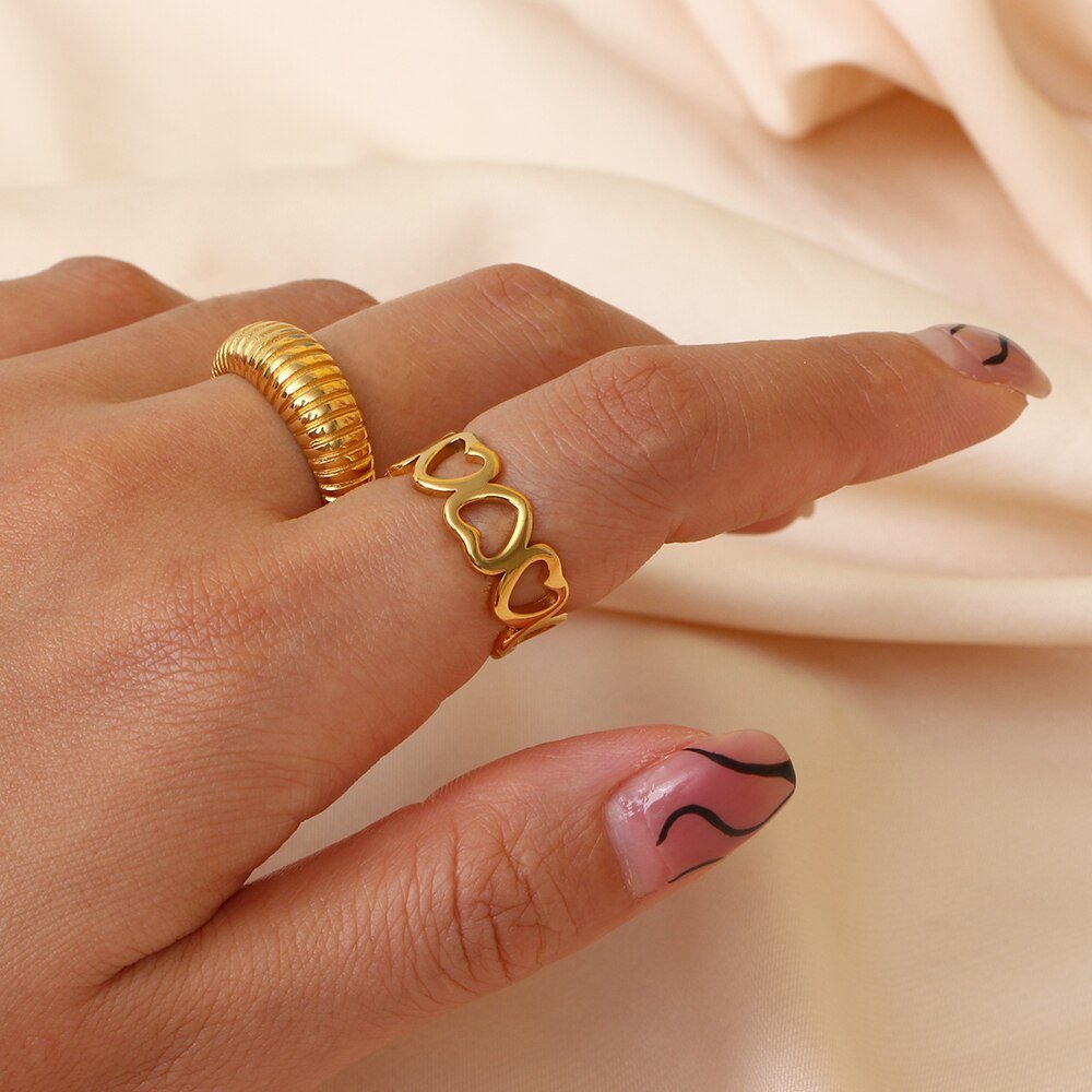 A model wearing the Heart Chain Gold Ring.