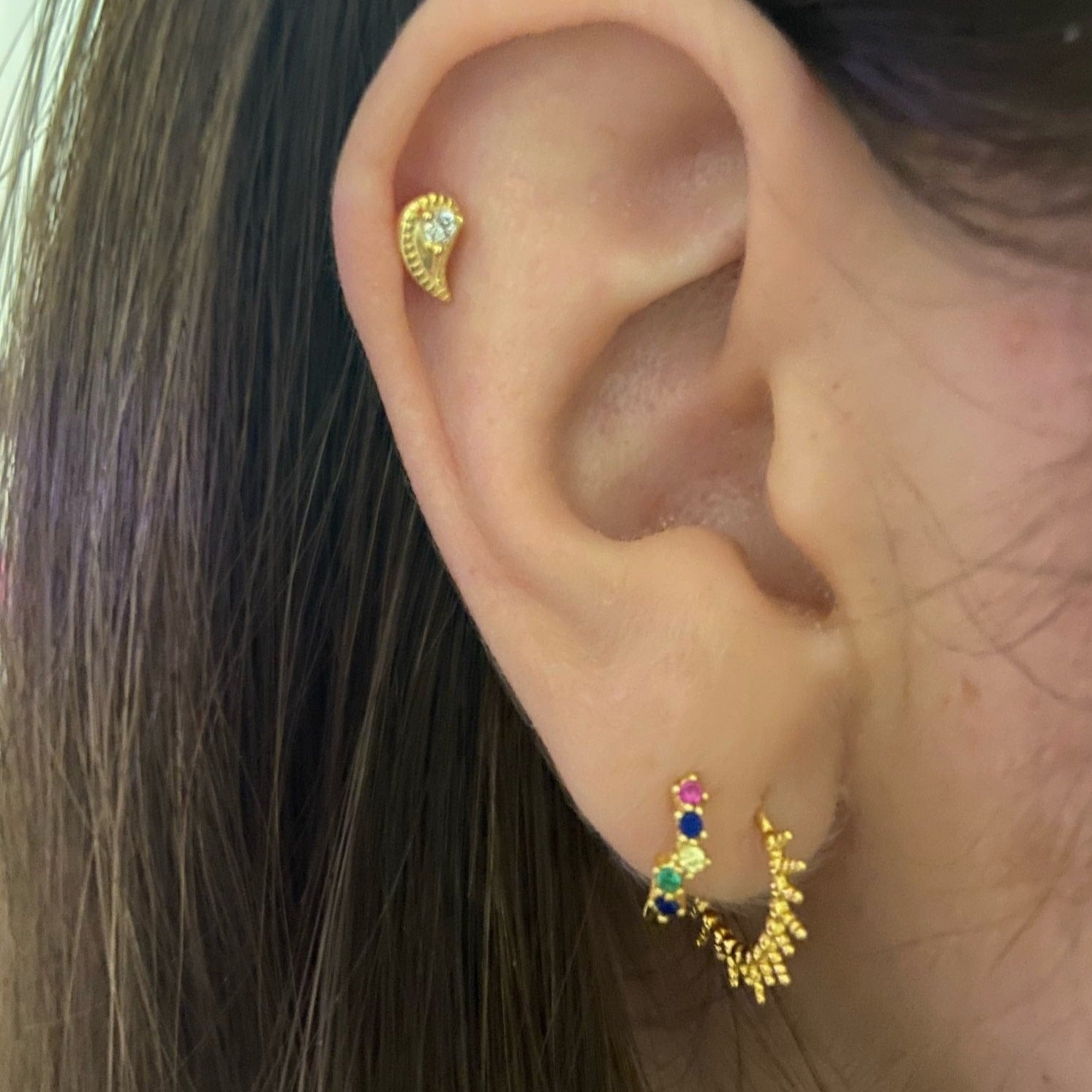 A model wearing the Paisley Cartilage Stud Earring.