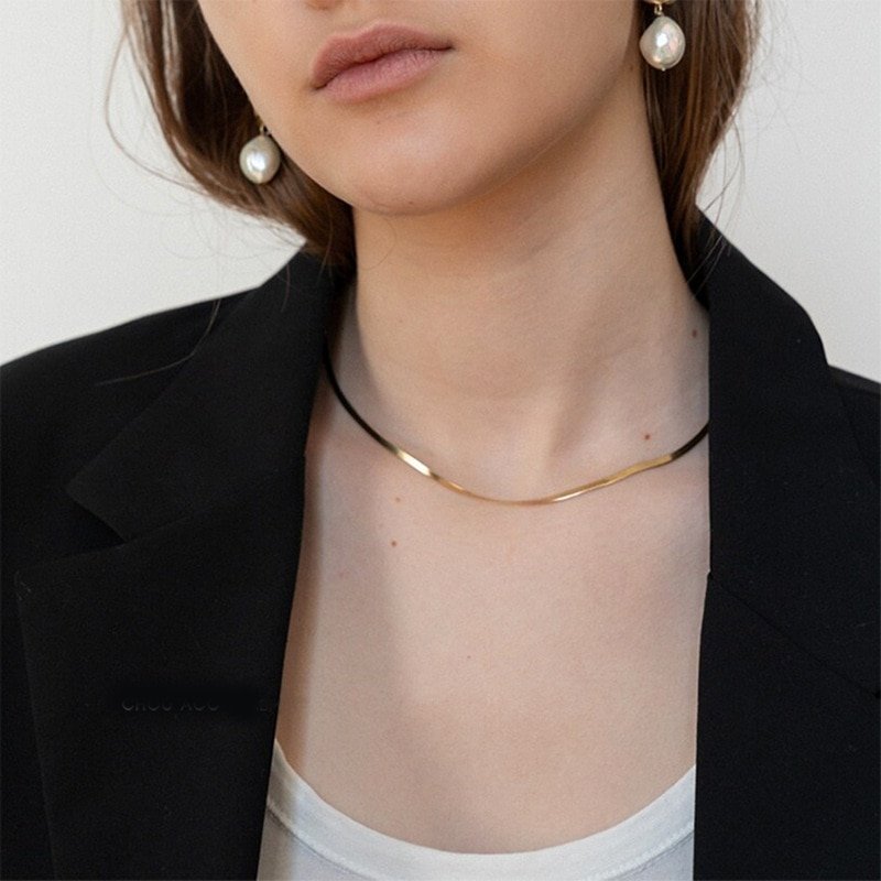 A model wearing the Retro Snake Chain Necklace in Gold.