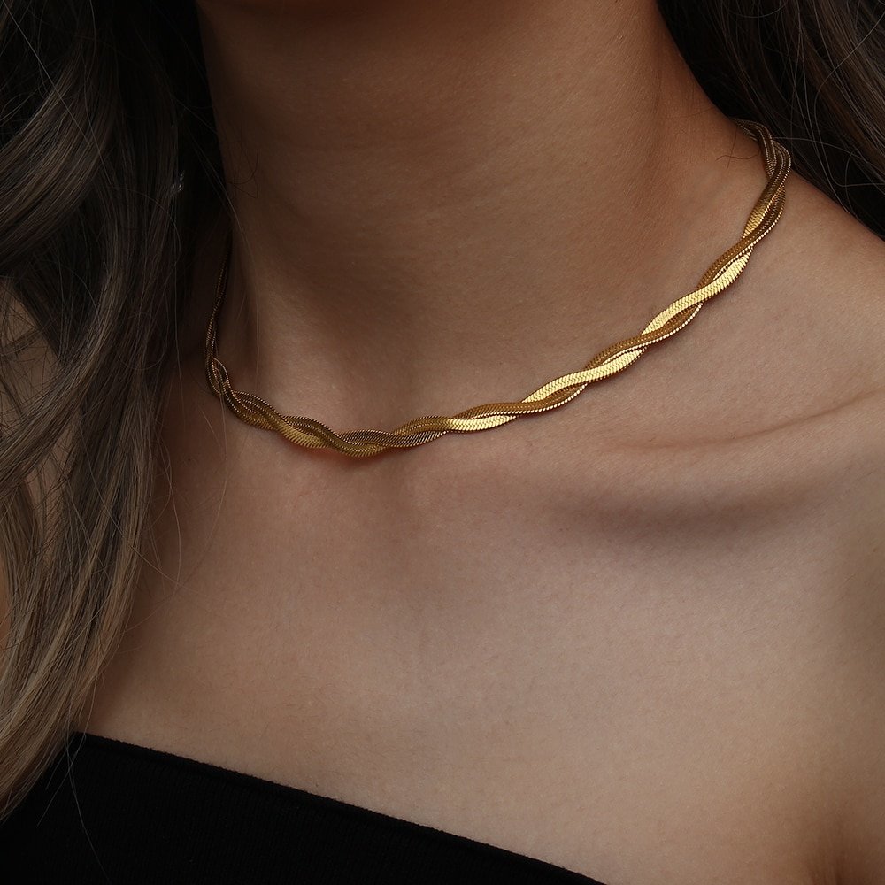 A model wearing the Snake Chain Twist Necklace in Gold.