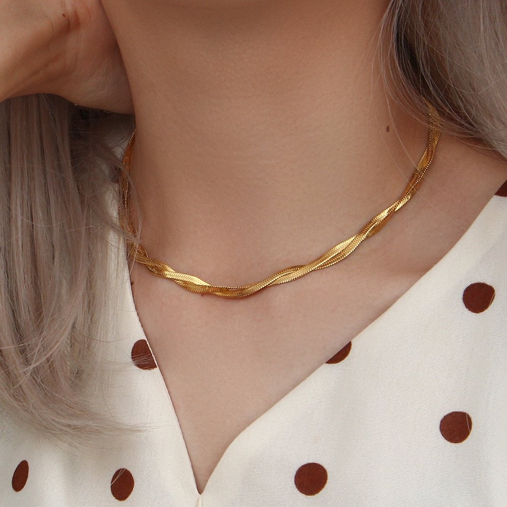 A model wearing a short gold chain.
