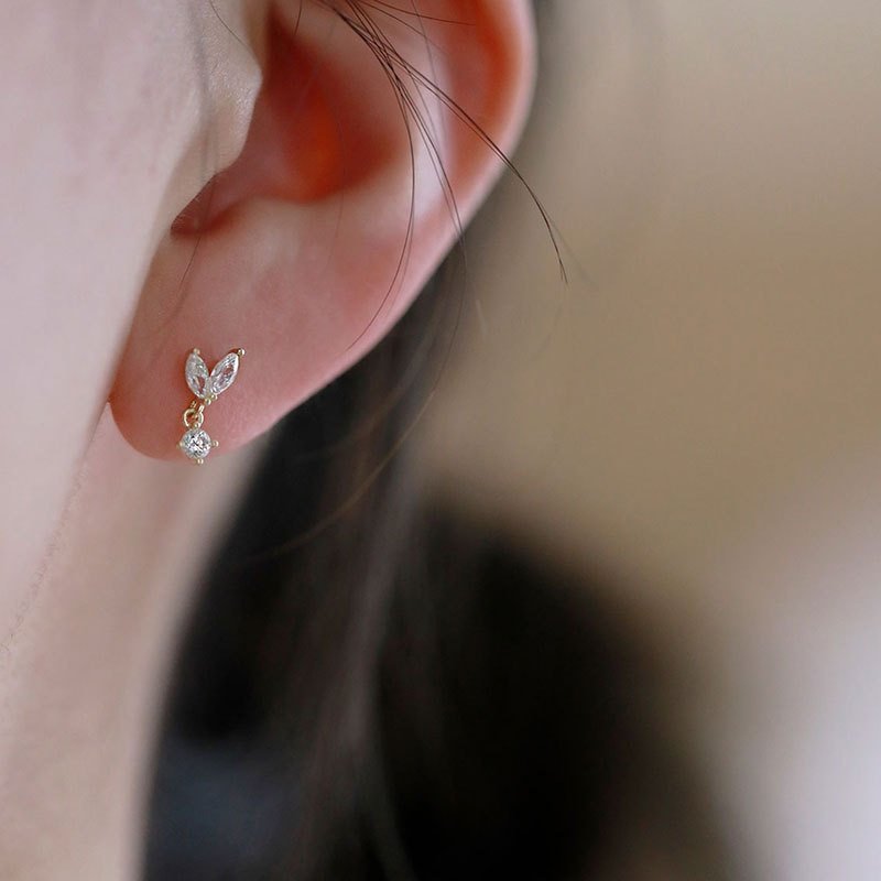 A model wearing the Snowdrop Studs.
