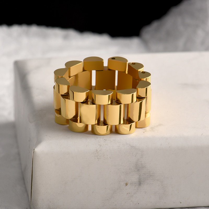 Thick gold ring band.